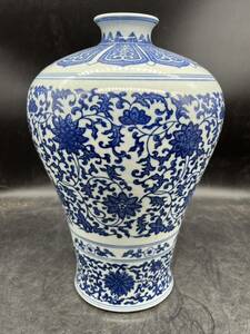 r605102 中国古玩 花瓶 時代物 染付　中国美術 唐草紋　在銘　花器 壺 