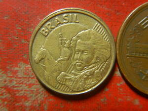 外国・ブラジル／１０センタボ黄銅張りスチール貨（2004年）　24042502