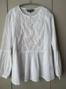 【FABELES】柔らかいインド綿のブラウス（M)　ボタン開きシャツ　シルバー糸のピンストライブが、繊細な美しさ　腰のタックでふんわり