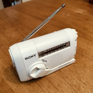 【SONY・防災ラジオ】 ☆スマホ充電USB ☆手回し充電 ☆ライト付き ☆AM/FM ICF-B08 動作品 新品電池付き 