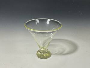 (翔)江戸ガラス 江戸後期 メダル杯 鉛ガラス 吹きガラス 小さな盃 ぐい呑み 雛道具 15cc入る盃 1710-1780年代前後