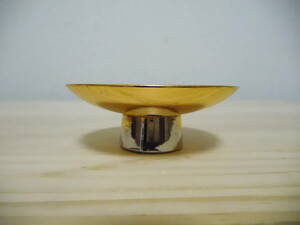 A62-13S　酒器　金杯　24金メッキ　菊紋　金属　中古　高さ約2.5cm 　（A6）