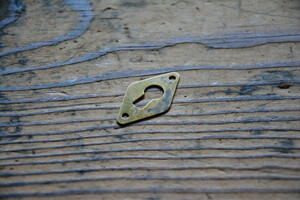 NO.8512 古い真鍮のキーホールプレート 31mm 検索用語→A25gアンティークビンテージ古道具金物扉ドア