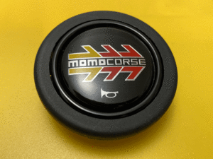 《正規輸入品》【新品・未開封】MOMO CORSE BLACK 絶版品ホーンボタン メーカー生産終了 新品は希少の為入手困難です。C2ラリー　 　