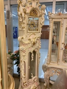 イタリア輸入　アンティーク調　ロココ調　天使とピンクローズ薔薇の柱時計　ロココ調　天使のスタンディングクロック　天使と薔薇の柱時計