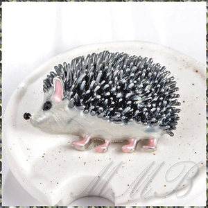 [BROOCH] Cute Hedgehog エナメル彩色 キュート ヘッジホッグ ハリネズミ 4cm ブローチ (ペンダントヘッド) 【送料無料】