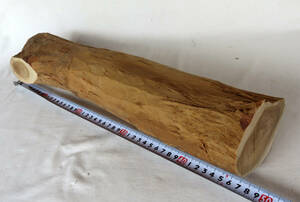 木材・香木の白檀・丸太・重さ約２３７２グラム・長さ約４７５ミリ