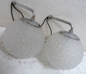 (☆BM)昭和レトロ ブラケットライト 2点セット すりガラス 丸型 球体 壁付け 照明 ウォールライト ランプ 乳白色 アンティーク調