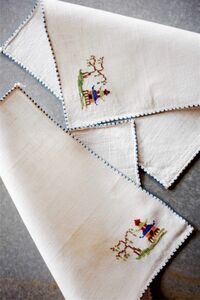 フランスアンティーク　手刺繍手縫　リネン　シノワズリーなテーブルセンターセット　ハンカチ　麻　刺繍　ヴィンテージ　ドイリー