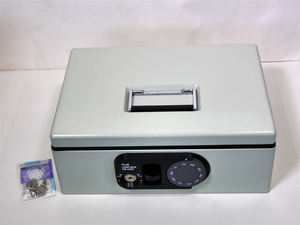 PLUS 手提金庫 W323xD242xH123mm　/ CASH BOX CB-030F