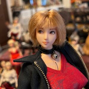 カスタムドール 1/6 金髪ショートヘアー（作家物）　紺色のジャンパー　赤柄のセーター　黒皮胴衣　銀と黒のブーツ　鈴のネックレス