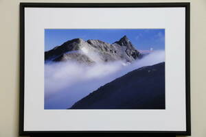 あの山の写真 / 雲表の槍ヶ岳　大衣額入り　画像サイズ：302×382mm