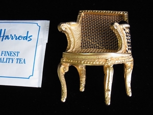 Kirl Lagerfeld カール ラガーフェルド★FIRST ISSUE LTD.500 ゴールドカラー x ブラックストーン 椅子・チェア ブローチ/USED