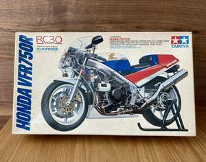 プラモデル　コレクター放出　タミヤ　ホンダ　VFR750R RC30 長期自宅保管品 TAMIYA 小鹿モノ　☆新品　未組立☆