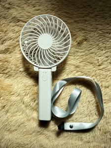 2WAY HANDY FAN ミニ扇風機 ネックストラップ付 単3アルカリ乾電池3本入り