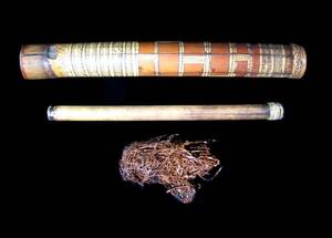 インドネシア・パプア州モミナ部族の竹製の煙草パイプ