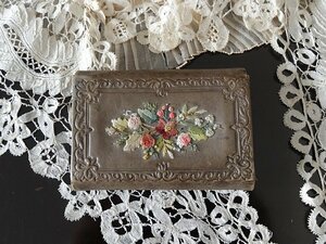 Grace アンティーク イギリス製 1890年頃 ヴィクトリアン 本革(レザー) に 花の手刺繍 をした 携帯用の ソーイング・セット 道具付き