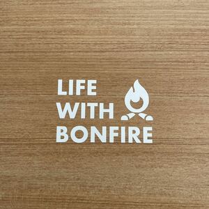 60. 【送料無料】 焚き火 LIFE WITH BONFIRE カッティングステッカー キャンプ CAMP アウトドア 白【新品】