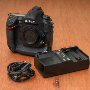 Nikon D4 デジタル一眼レフカメラ ボディ フルサイズ フラッグシップ 一眼レフ Fマウント ニコン ショット数 約5400カット MH-26 付属