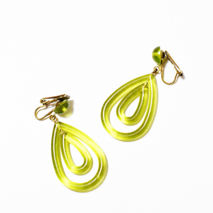 Vintage 1960′s　yellow green　plastic earrings