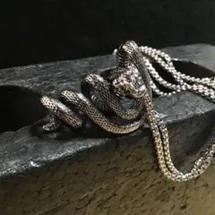 蛇 ネックレス・合金素材　シルバーカラー