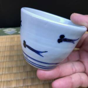 初期伊万里？めだか紋のぐい呑み　酒器　猪口　ぐい飲み　盃　杯　珍味入れ　染付　古伊万里（R60108_A）