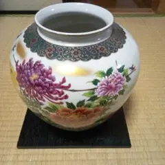 九谷焼の花瓶、錦栄謹製、　　　　　　　　絵柄「菊、牡丹、雀」、台座付き