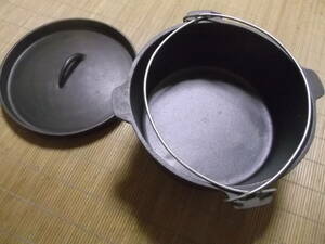 小さめ　鋳物製　重量感ある　ダッチオーブン　アウトドア　鍋