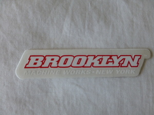 BROOKLYN MACHINE WORKS・NEW YORK ステッカー ホワイトxレッド BROOKLYN MACHINE WORKS・NEW YORK ブルックリン