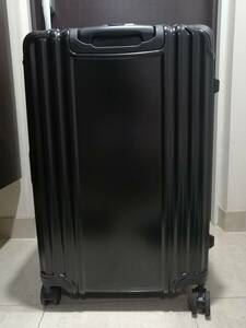大型スーツケース、黒、ナンバーロック２個所。3泊旅行に一度使用