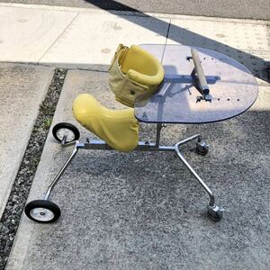 子供用　直立機　歩行補助機 リハビリ 介護 テーブル付き介護用品 四輪車　直接引き取りも大歓迎！