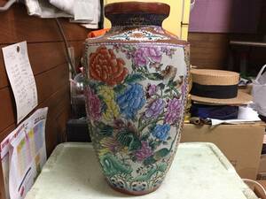 旧家買出し品　　古い？　中国花瓶　壺　　中国美術　　花柄可愛い　　高さ40ｃｍ　　同梱包可能