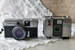 ジャンク品の年代物の小さなカメラ2台 リコー オリンパス 古び汚れ破損劣化蓋無し