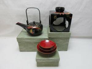 309731 【 美品 屠蘇器 銚子 盃 盃台 木製漆器 金彩蒔絵 3点セット 紙化粧箱 】 検) 屠蘇器揃 時代物 茶道具 茶懐石 祝事 正月 ⅲ　　