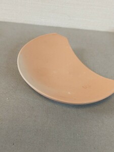 古民具　半月型の小皿　ザラザラした手触り　名あり 幅約10.5cm