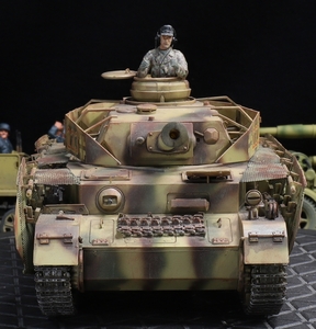 1/35 ドイツ軍 Ⅳ号戦車J型・後期型「223号車」戦車兵フィギュア（上半身）×1体セット 制作完成品