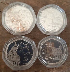 イギリスのパディントン50ペンス硬貨、4種コンプリート版です。『くまのパディントン』はマイケル・ボンドの児童文学として、