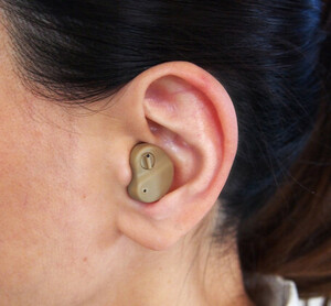 新品＠超小型 電池式 耳穴 集音器 補聴器タイプ