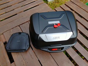 美品 収納容量43L GIVI ジビ モノロック リアボックス ハードケース 取付ベースセット 金具付き