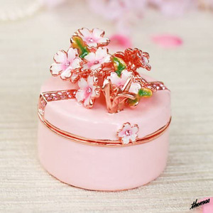◆高級感溢れる桜デザイン◆ ジュエリーボックス 宝石箱 ギフトボックス付き クリスタルガラス プレゼント ガーリー フェミニン ピンク 