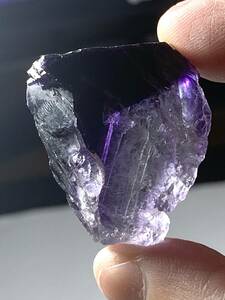 紫色蛍石・2・25g（中国産鉱物標本）