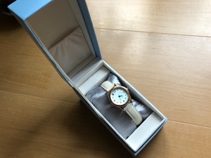 良品 箱付 良デザイン canal４℃ ヨンドシー シェル文字盤 ゴールド×薄ピンク系ダイヤル クオーツ レディース 腕時計