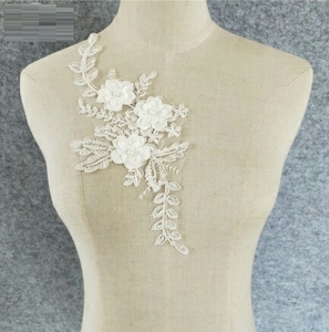 ホワイトフラワー刺繍モチーフ　29.3cm*13.1cm 