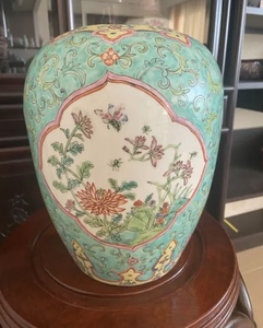 中国古美術品　粉彩花草蝶文壺