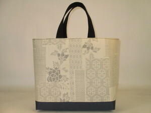 古布　正絹白大島紬花柄で作ったバッグ