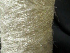 特価SALE！◆毛糸 オーロララメ混ロングフリンジリボン オフ白 約4.5cm巾　200g◆2099〇