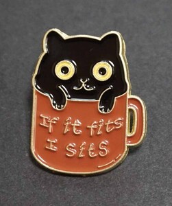 《黒猫マグカップ入浴猫》新品『萌猫.ネコ /If it fits I sits』■ねこ好き (=^・^=)BLACK CAT キャット■ピンバッジ バッチ■ラッキー開運