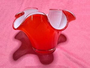 ＵＳＥＤ ガラス製 フレア花瓶 サイズ上部口部分約２３ｃｍ 深さ約１３ｃｍ 赤系