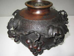 彫刻家赤堀信平 鋳銅葡萄高彫花瓶　古銅　ブドウ　華道具　希少極上品　高さ23.5㎝　重量4.8kg