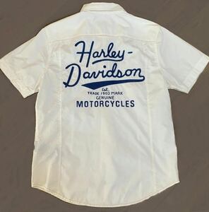 Harley Davidson 中古・美品・メンズ・半袖シャツ (L)ホワイト・ブルー（チェーンステッチロゴ）刺繍